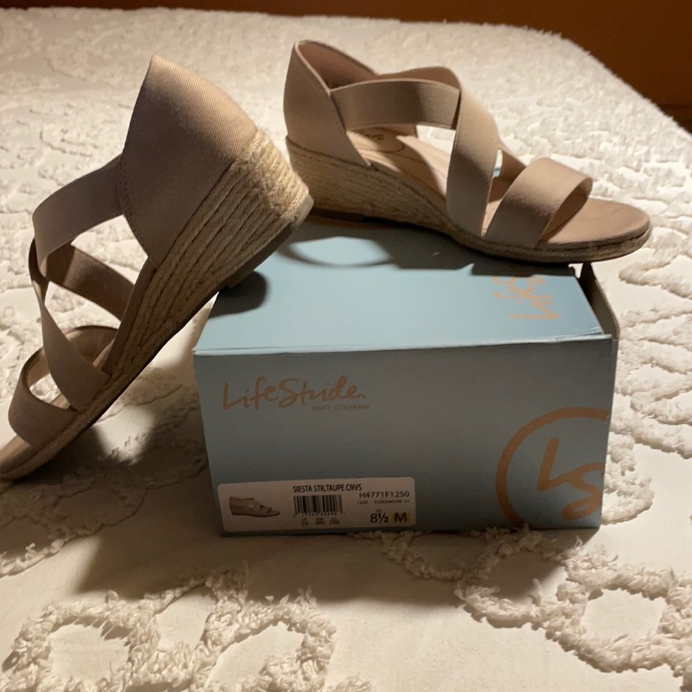 Life Stride taupe espadrilles